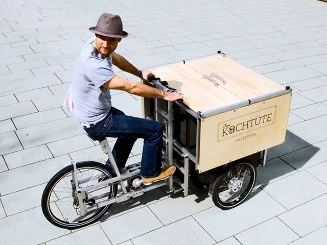 XYZ CARGO TRIKE + Logistics Module with hatches
